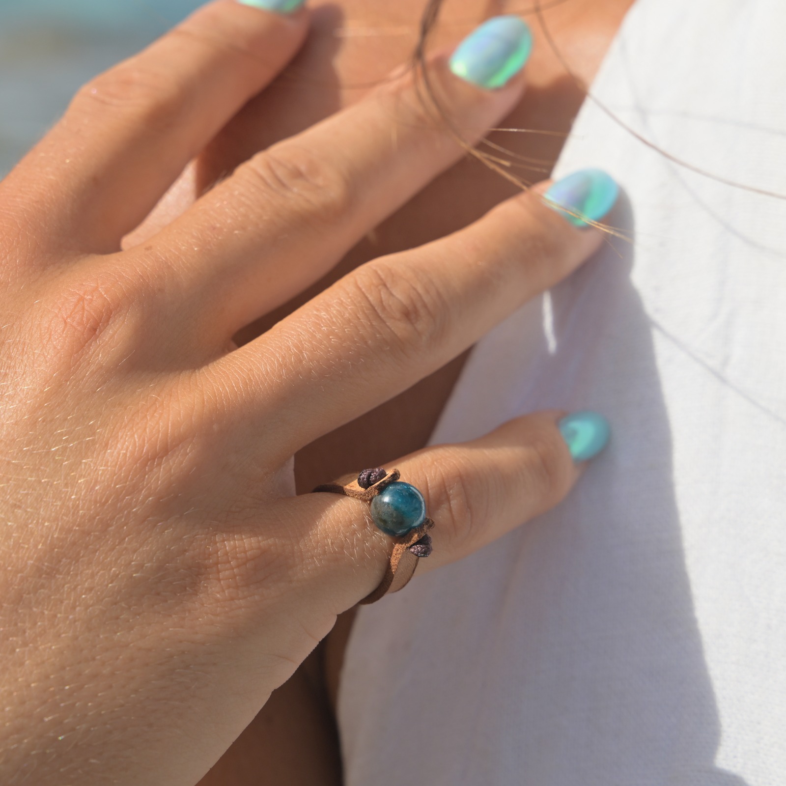 Bague en cuir et apatite porté