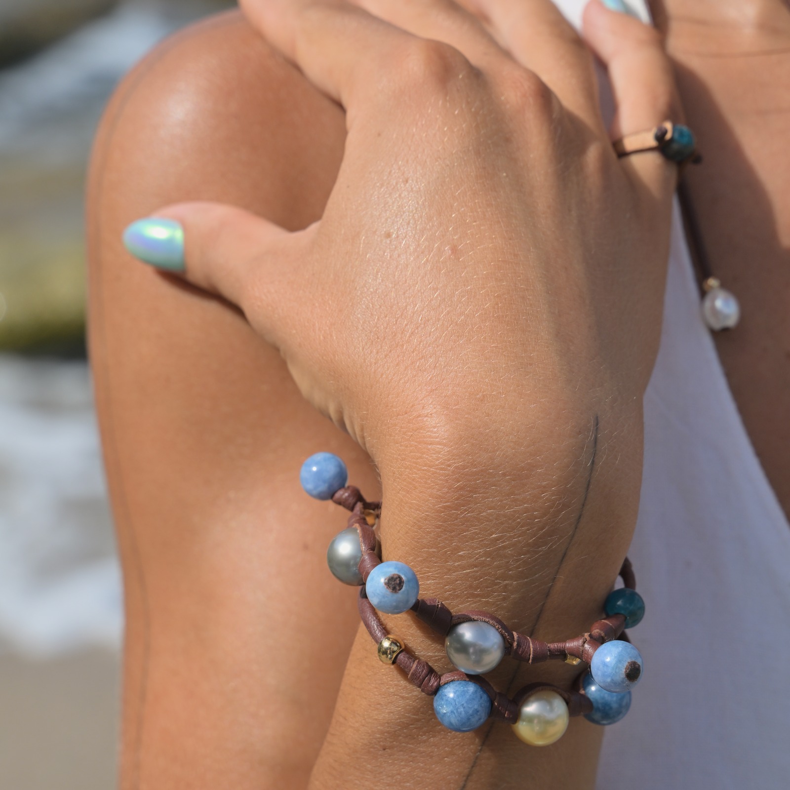 Bague en cuir et apatite porté