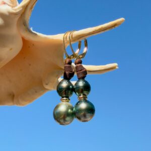 Boucles d’oreilles en cuir et duo de perles de Tahiti, vue du bijou posé