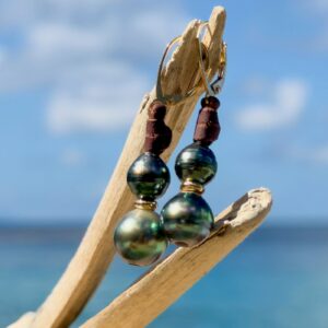 Boucles d’oreilles en cuir et duo de perles de Tahiti, vue du bijou posé