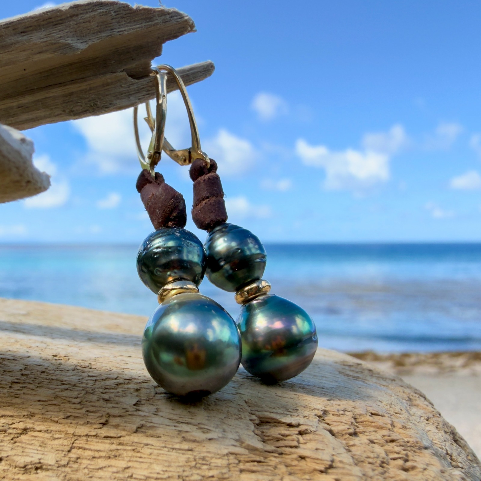 Boucles d’oreilles en cuir et duo de perles de Tahiti, vue du bijou posé