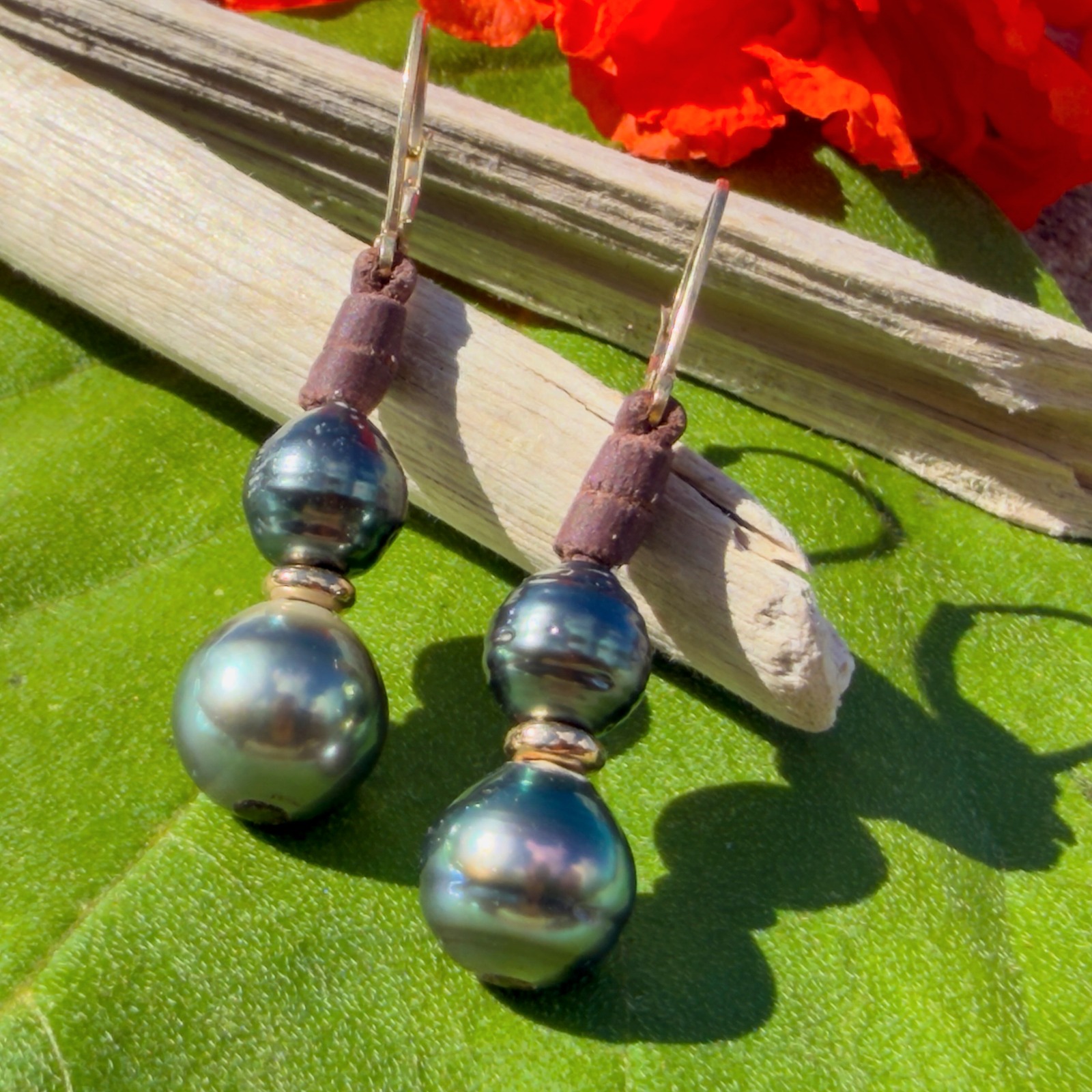 Boucles d’oreilles en cuir et duo de perles de Tahiti, vue du bijou posé