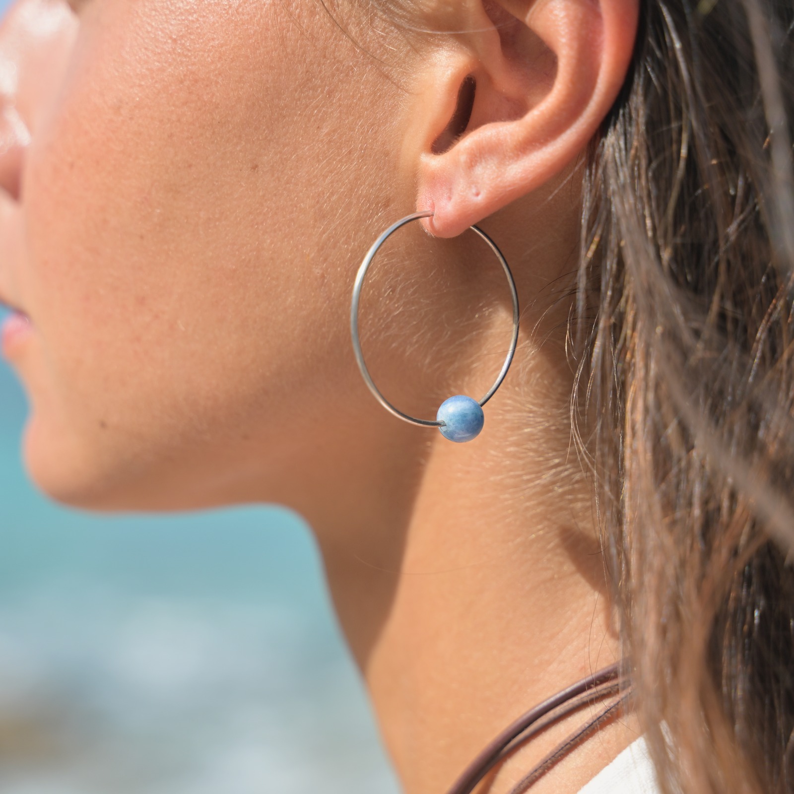Boucles d’oreilles créoles et apatites porté