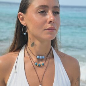 Boucles d’oreilles créoles et apatites porté
