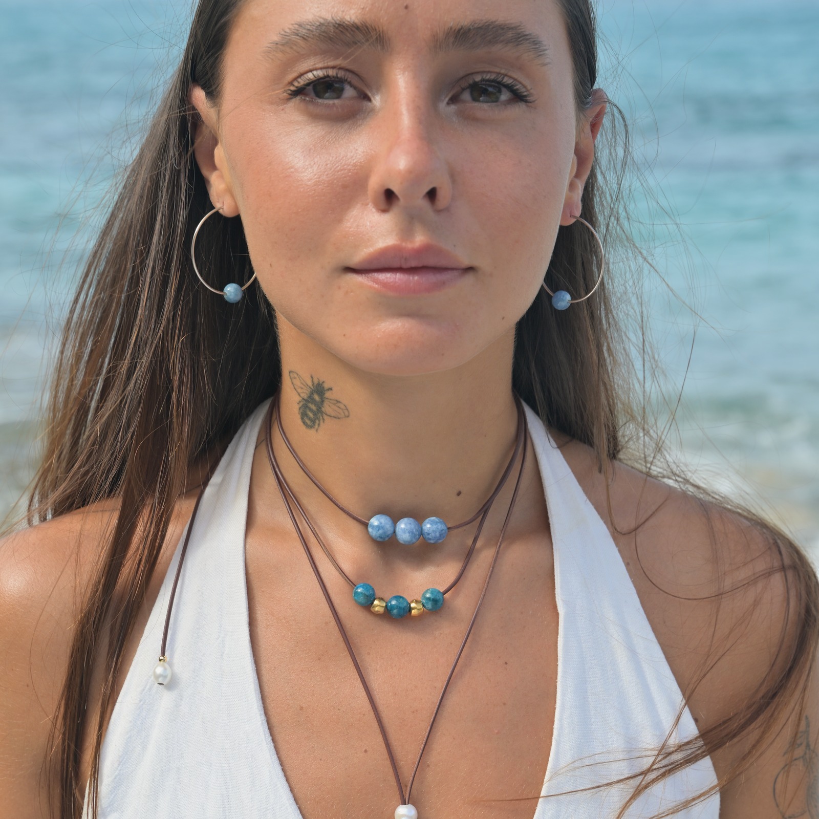 Boucles d’oreilles créoles et apatites porté