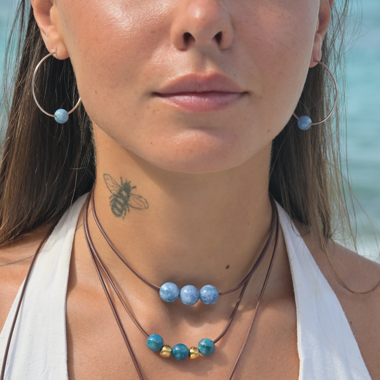 Boucles d’oreilles créoles et apatites porté
