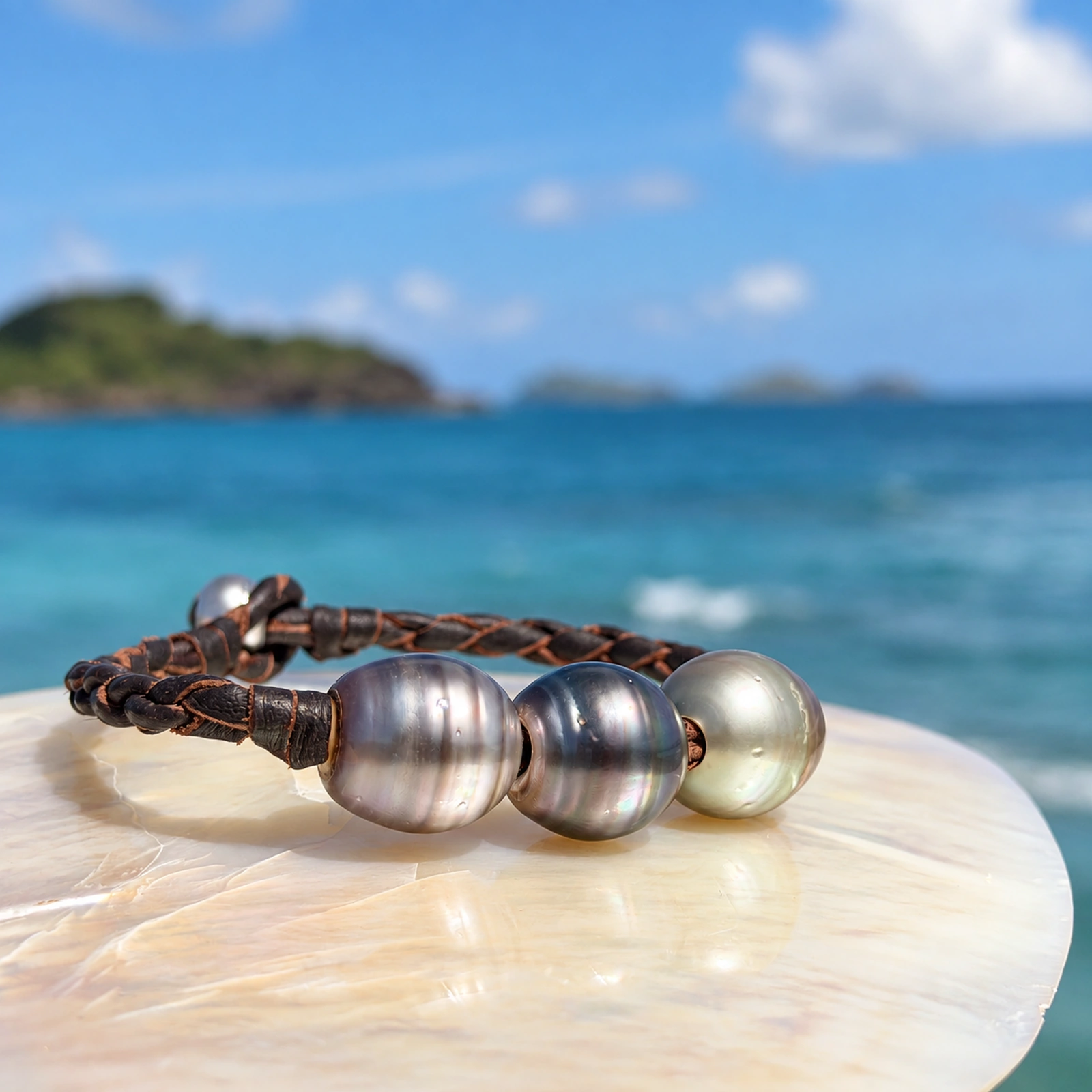 Bracelet homme en cuir, trois perles de Tahiti et montage au choix, vue du bijou.