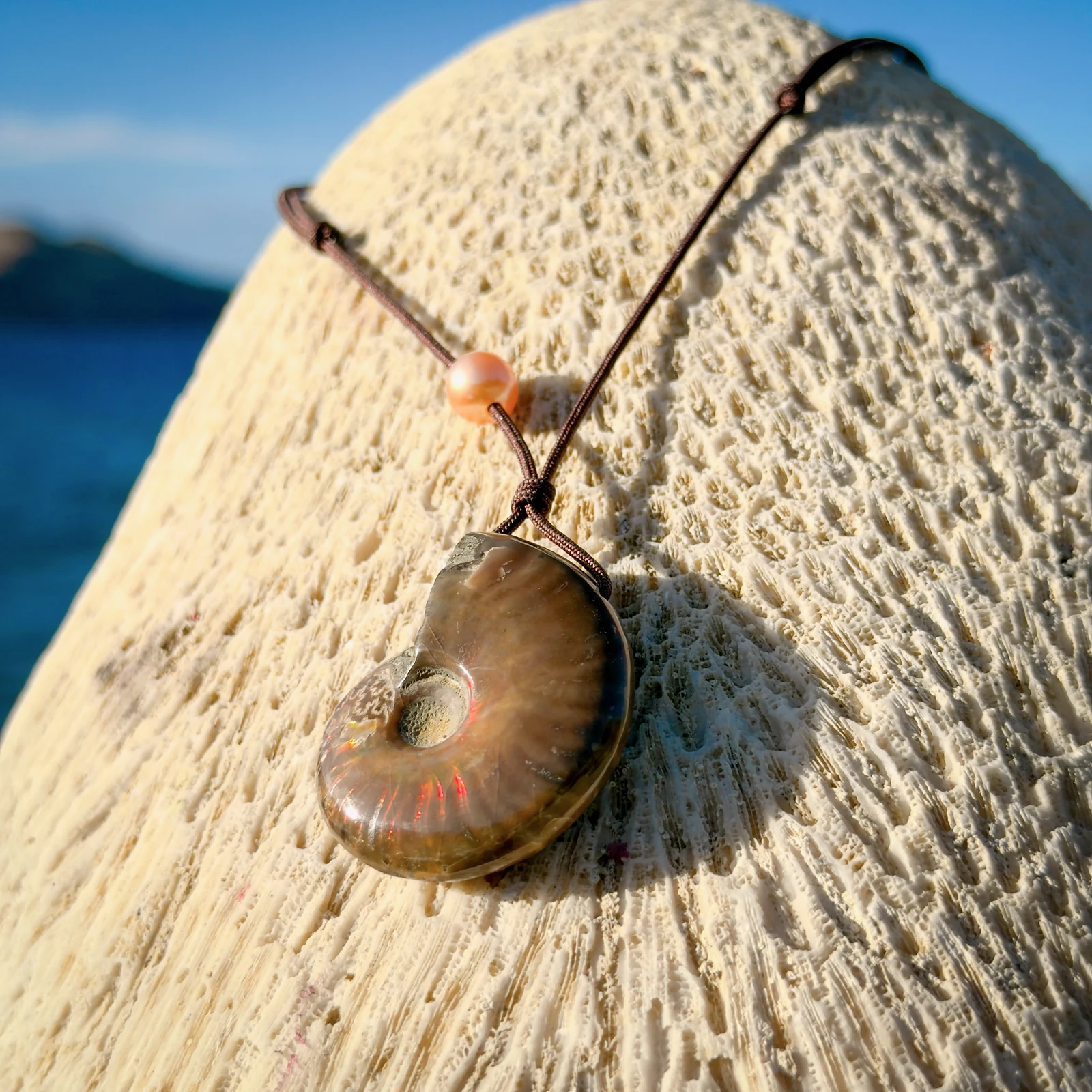 Collier ajustable avec ammonite opalisée, vue du bijou.