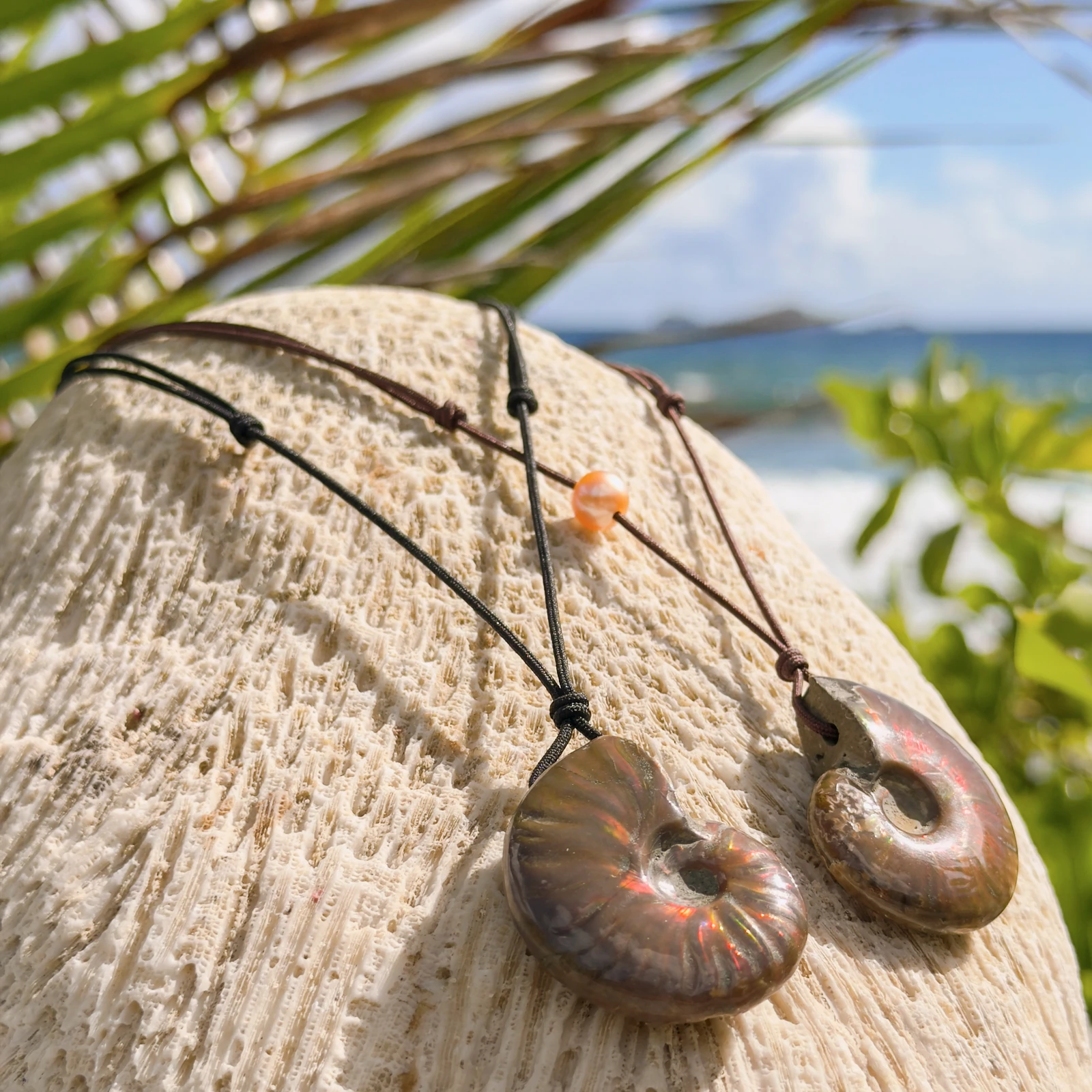 Collier ajustable avec ammonite opalisée, vue du bijou.