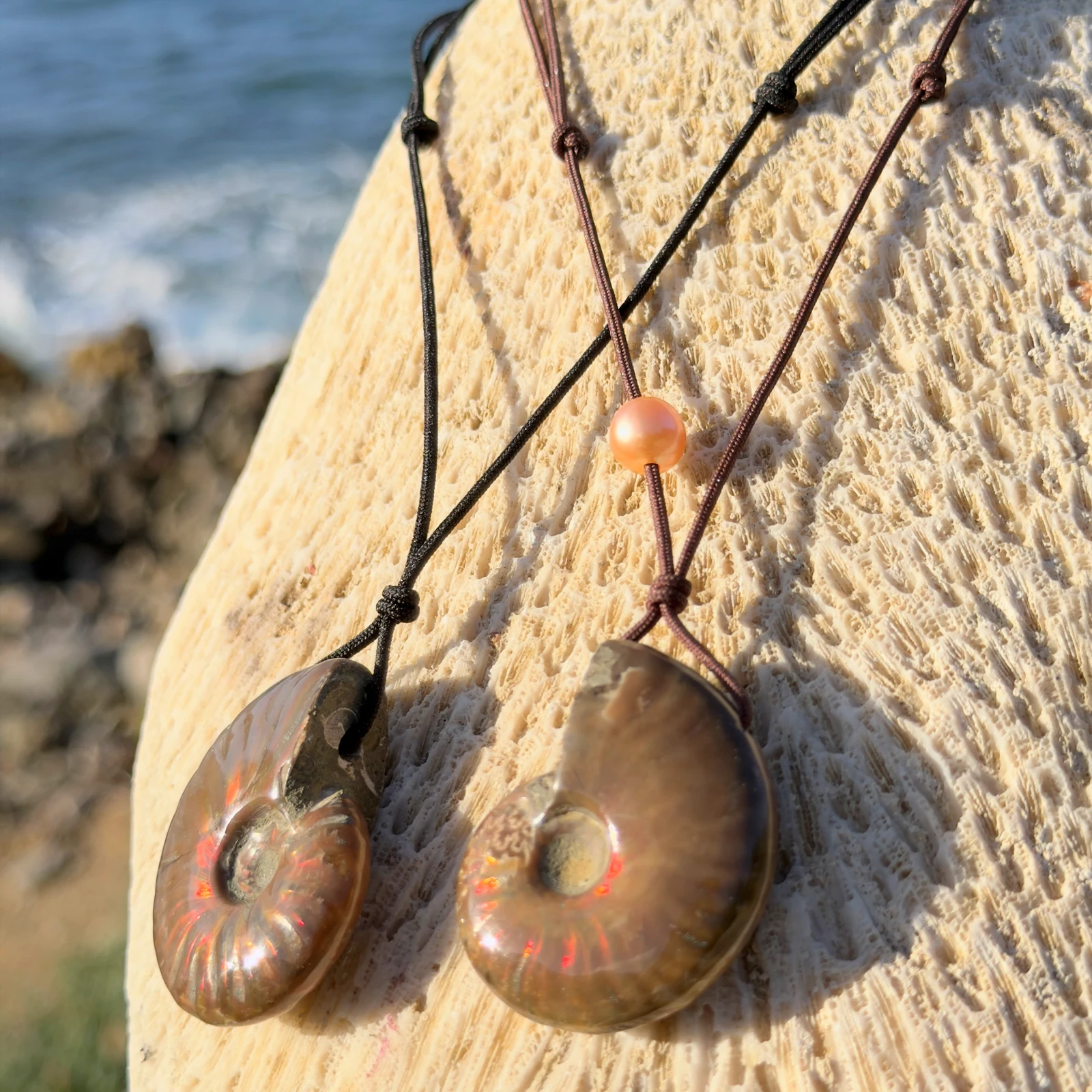 Collier ajustable avec ammonite opalisée, vue du bijou.