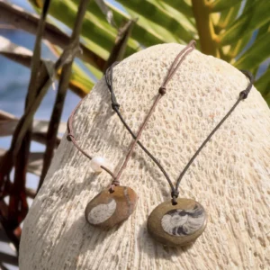 Collier ajustable avec fossile d’ammonite, vue du bijou.