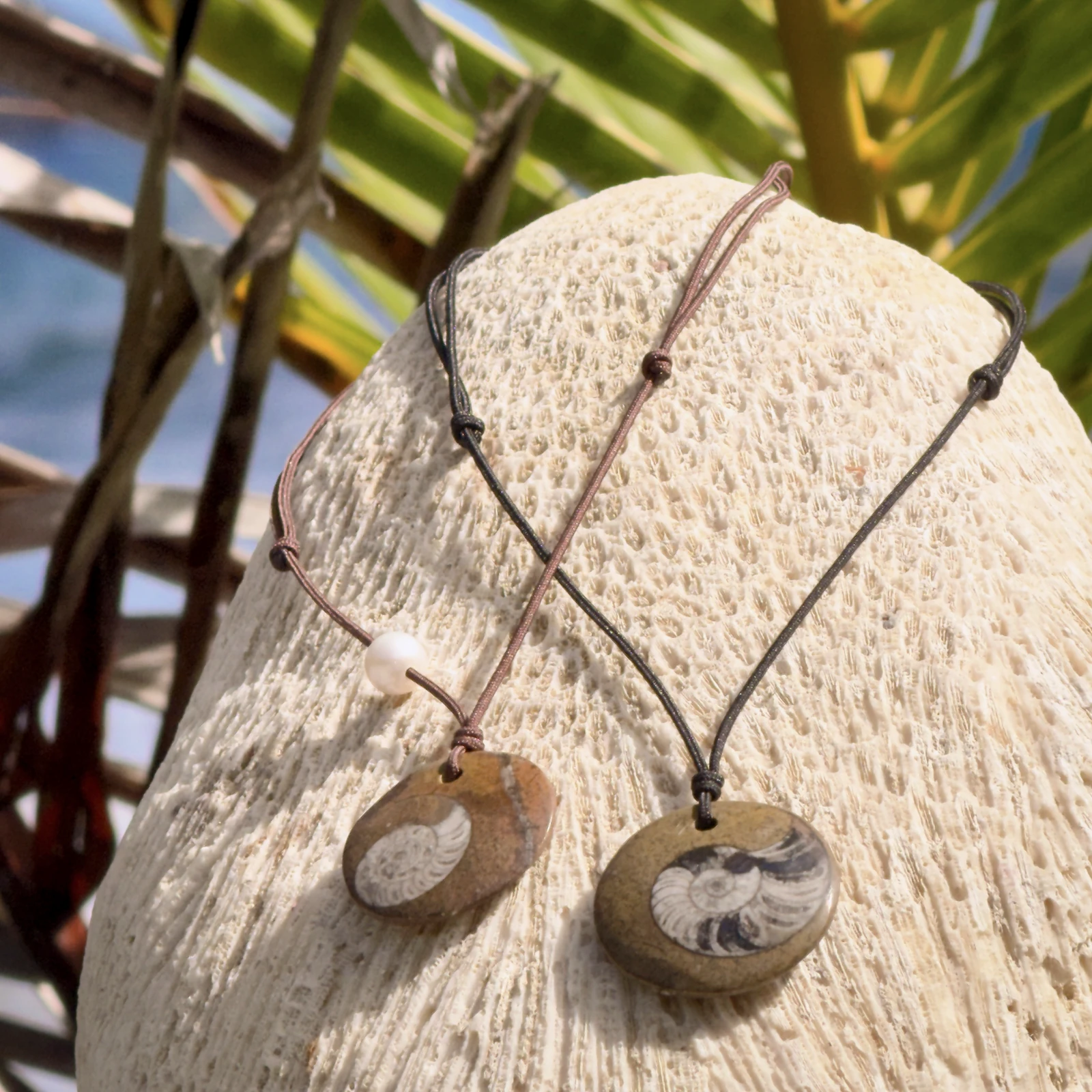Collier ajustable avec fossile d’ammonite, vue du bijou.