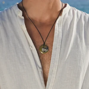 Collier ajustable avec fossile d’ammonite, porté au cou.