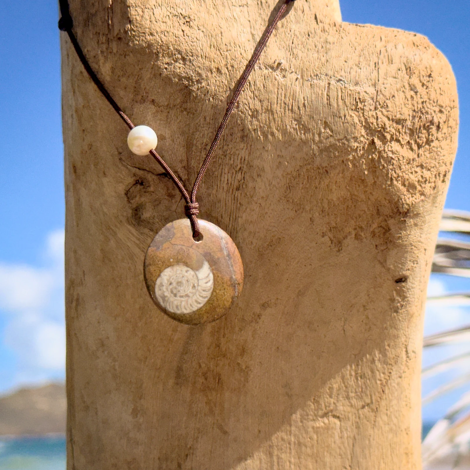 Collier ajustable avec fossile d’ammonite, vue du bijou.