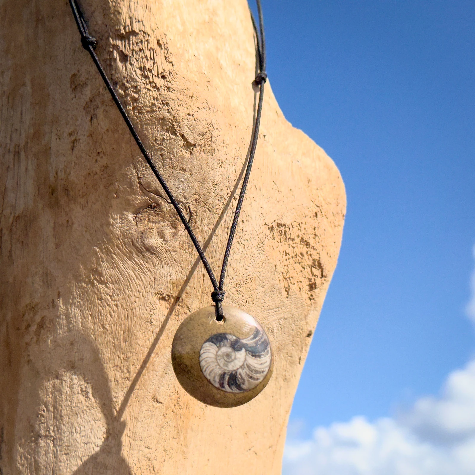 Collier ajustable avec fossile d’ammonite, vue du bijou.
