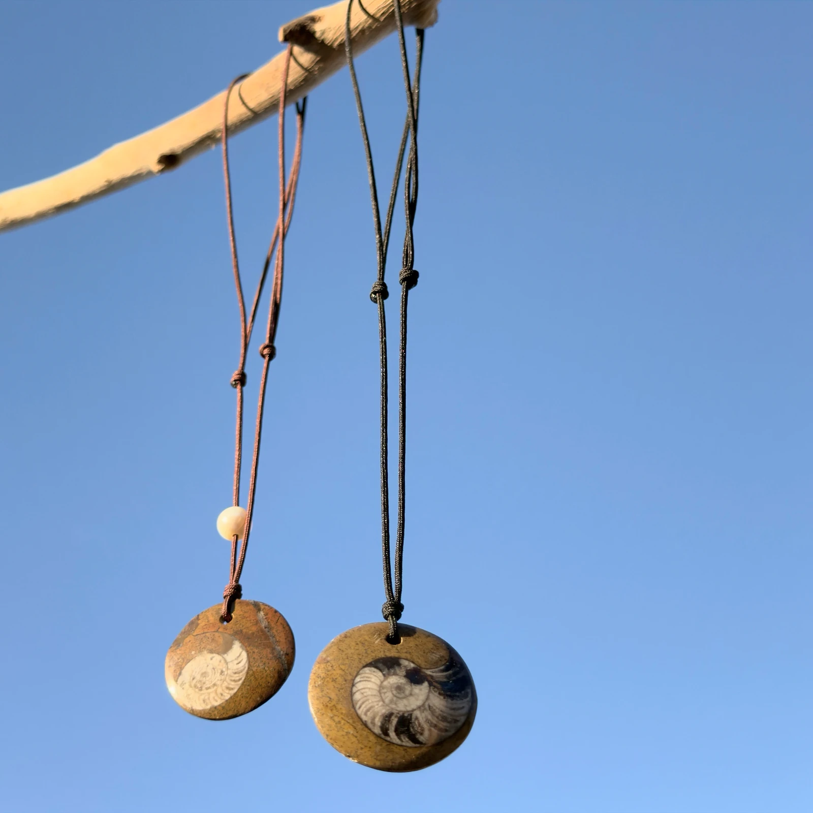 Collier ajustable avec fossile d’ammonite, vue du bijou.