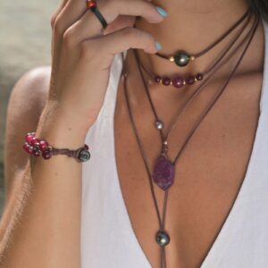 Collier ras du cou en cuir, cinq rubis et anneaux dorés, porté au cou