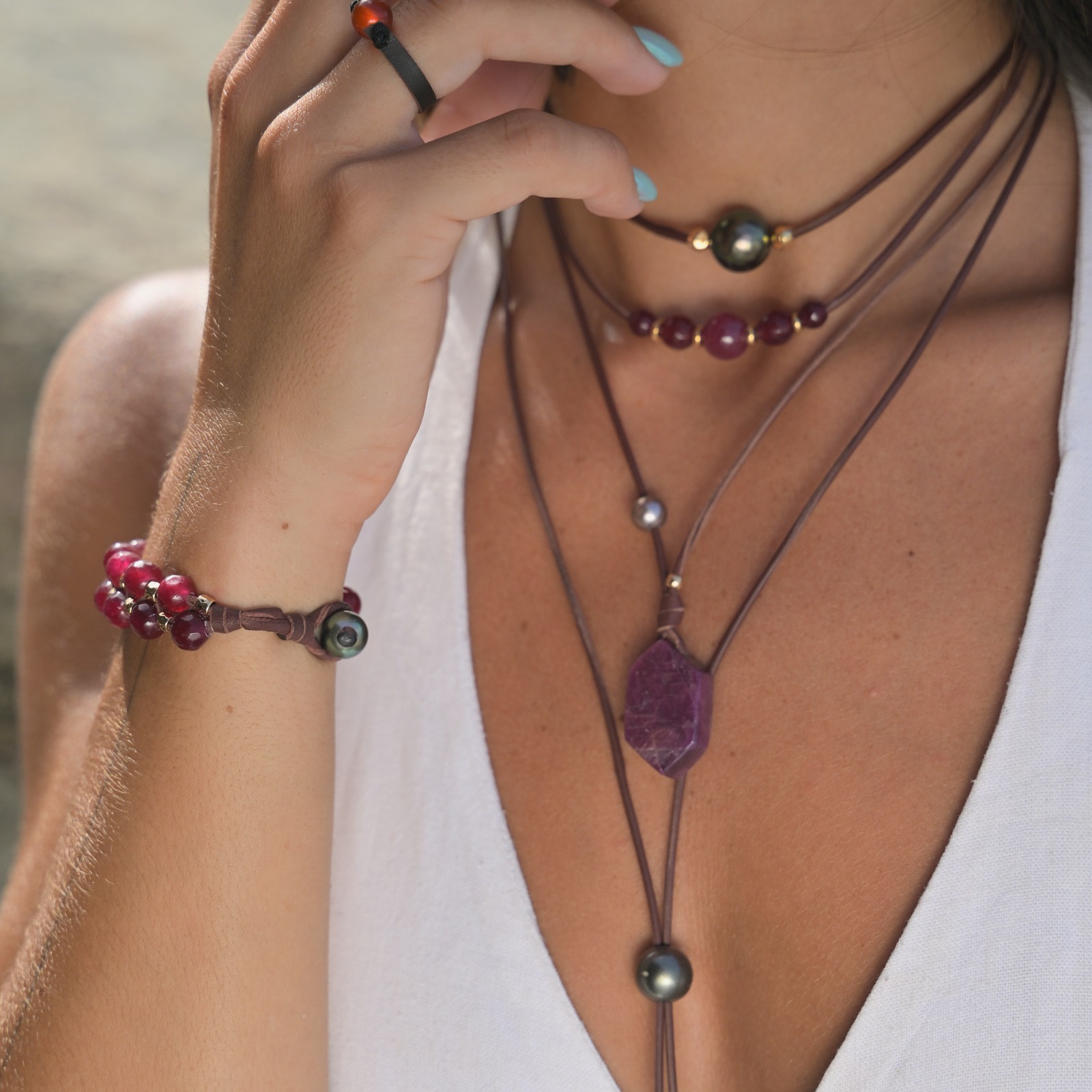 Collier ras du cou en cuir, cinq rubis et anneaux dorés, porté au cou