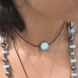 Collier ras du cou en cuir avec Larimar taille au choix, porté au cou