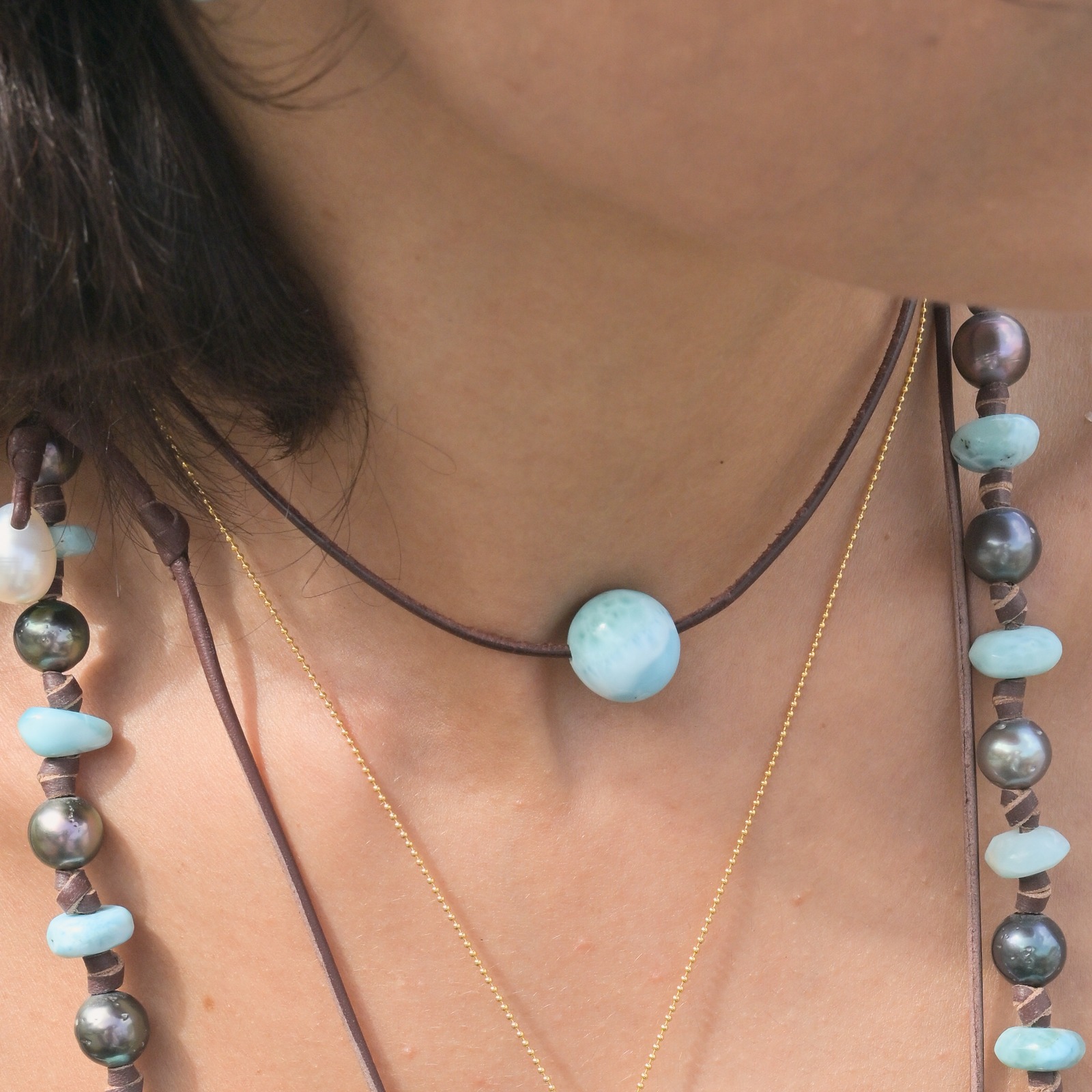 Collier ras du cou en cuir avec Larimar taille au choix, porté au cou
