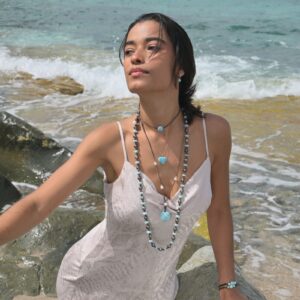 Collier ras du cou en cuir avec Larimar taille au choix, porté au cou