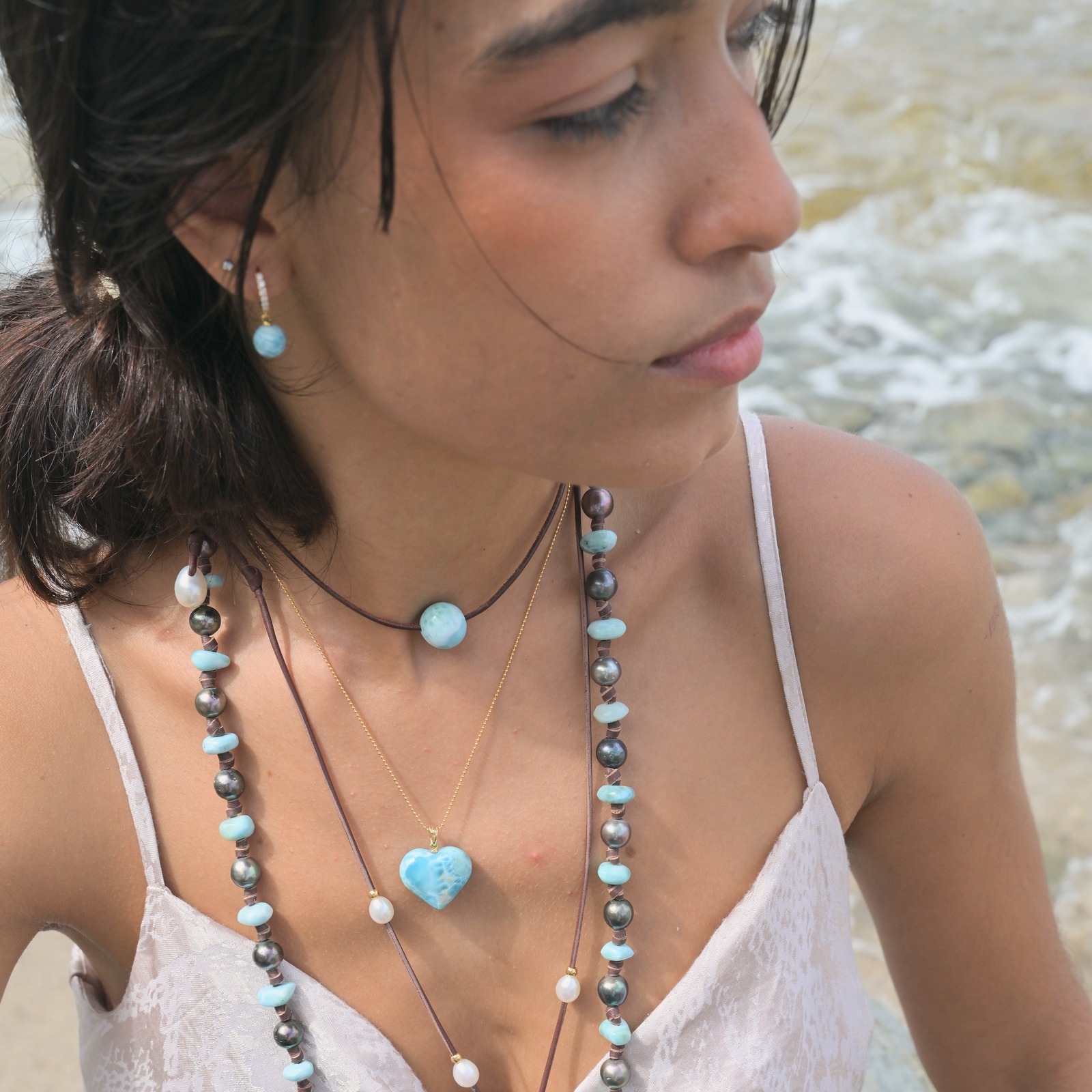 Collier ras du cou en cuir avec Larimar taille au choix, porté au cou