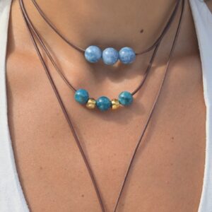Collier ras du cou en cuir, trio d’apatites et billes dorées, porté au cou