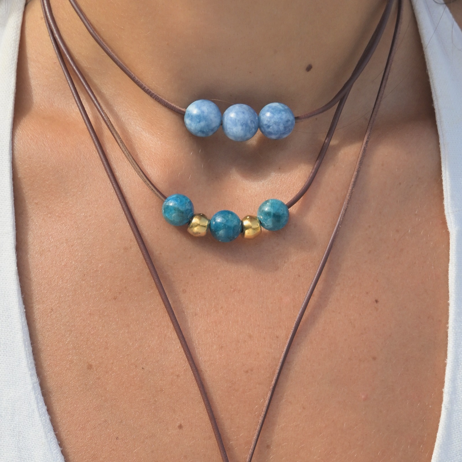 Collier ras du cou en cuir, trio d’apatites et billes dorées, porté au cou