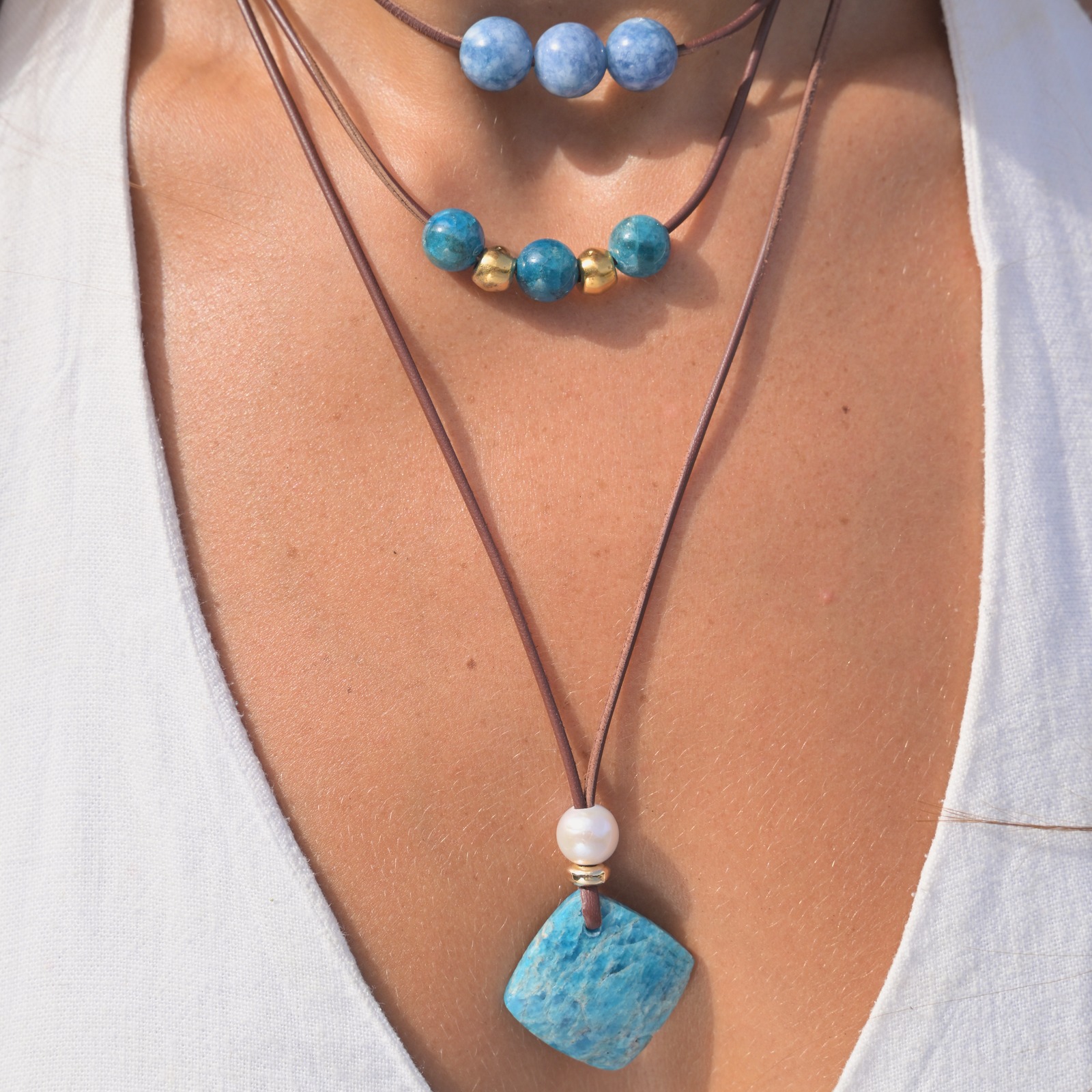 Collier ras du cou en cuir, trio d’apatites et billes dorées, porté au cou