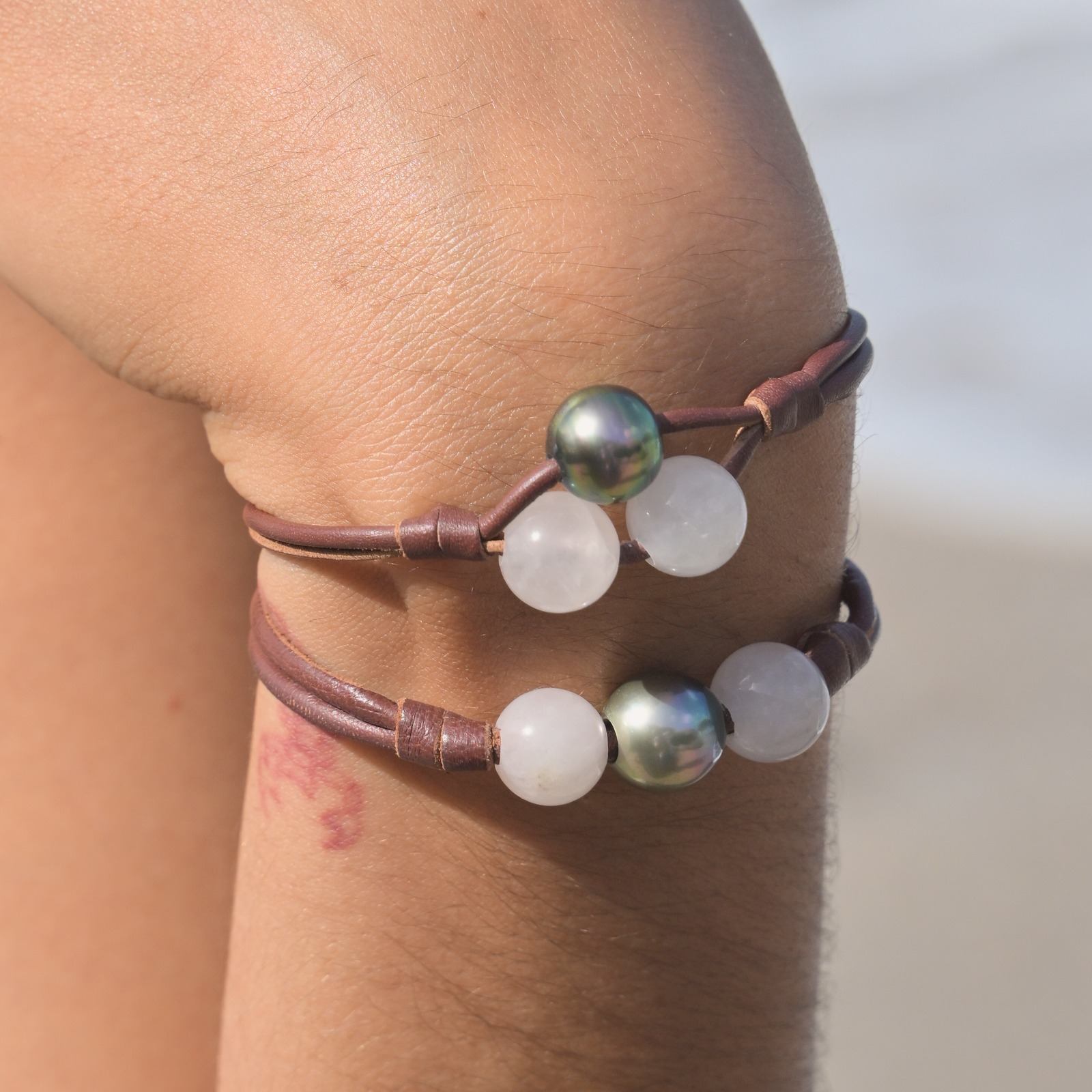 Bracelet 2 rangs en cuir, perle de Tahiti et deux quartz roses, porté au poignet
