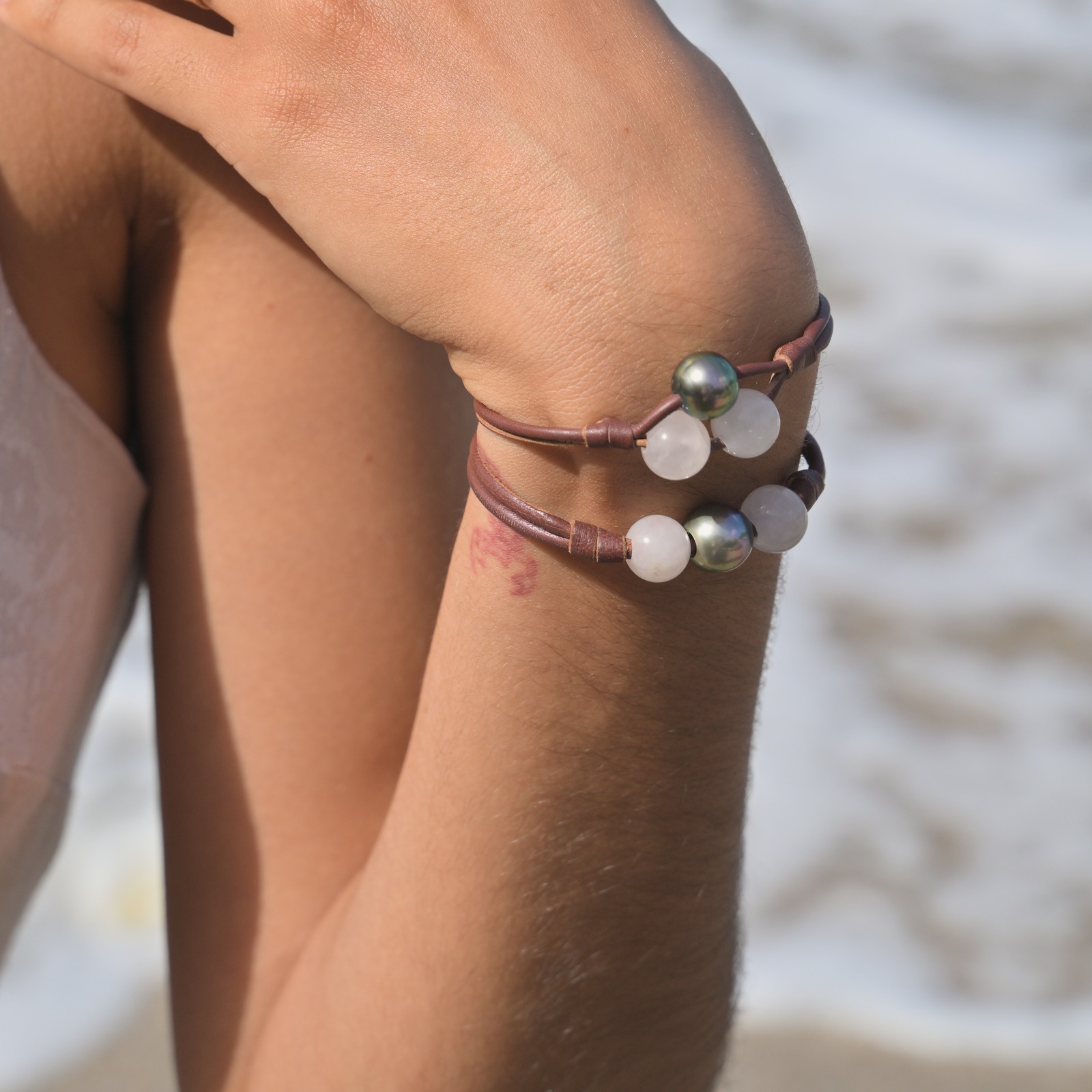 Bracelet 2 rangs en cuir, perle de Tahiti et deux quartz roses, porté au poignet