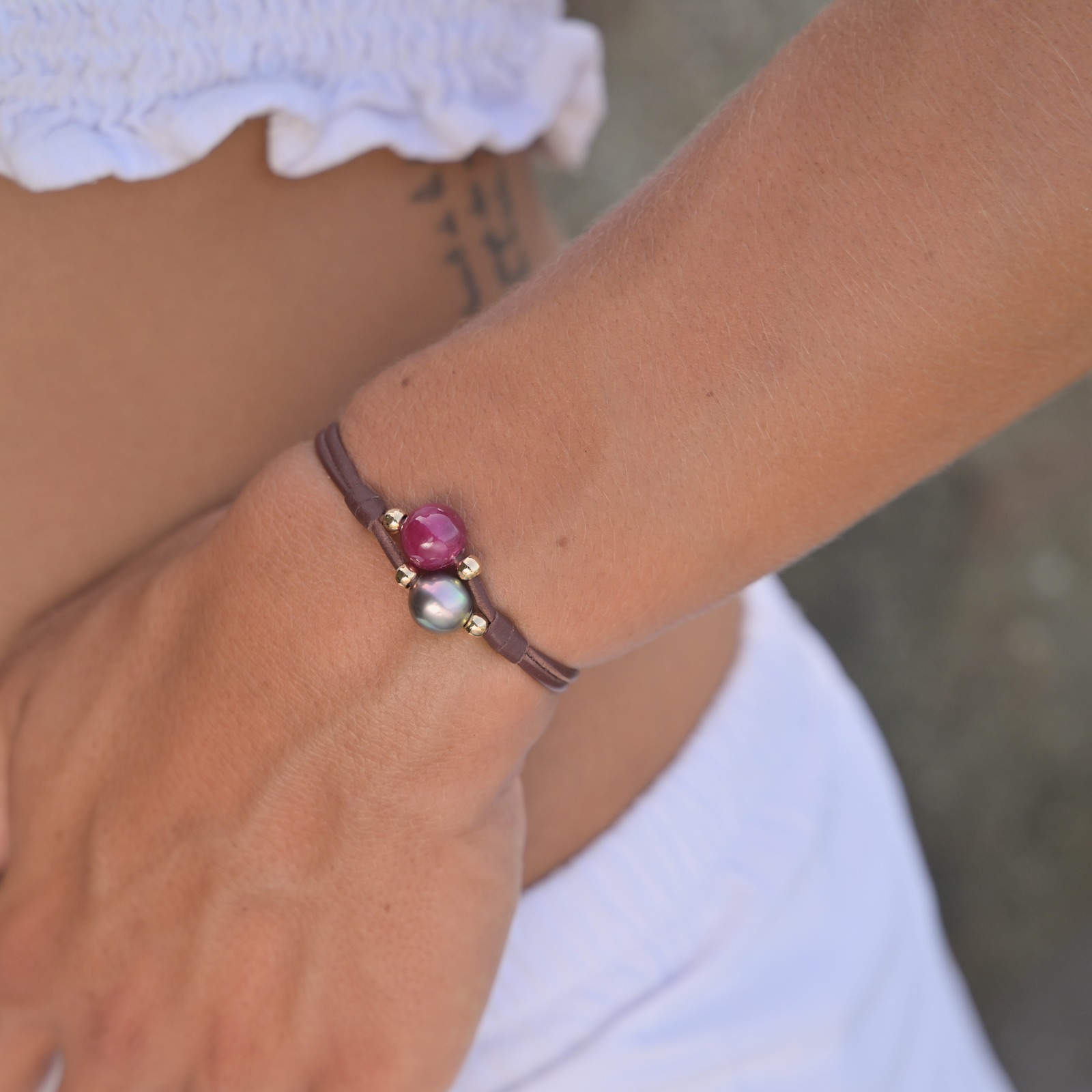 Bracelet 2 rangs en cuir, rubis et perle de Tahiti, porté au poignet