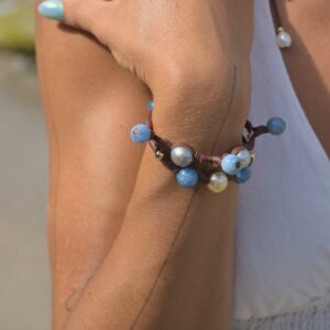 Bracelet en cuir perles de Tahiti et apatites pendantes, porté au poignet