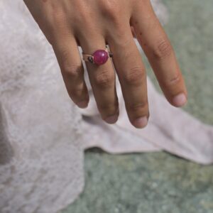 Bague en cuir et rubis, portée à la main