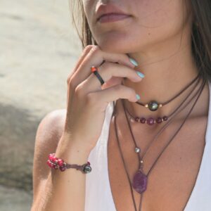 Bague en cuir et cornaline, portée à la main