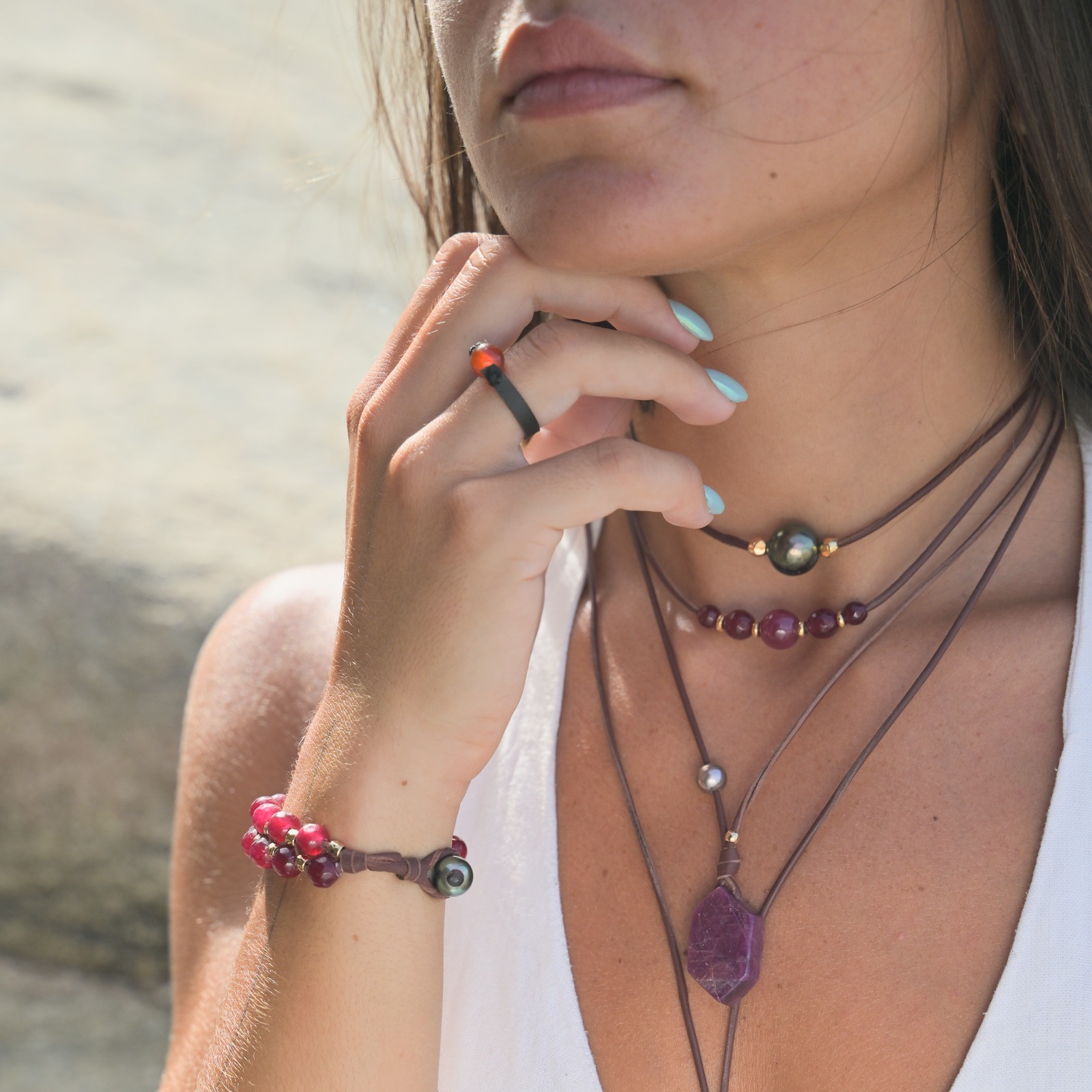 Bague en cuir et cornaline, portée à la main