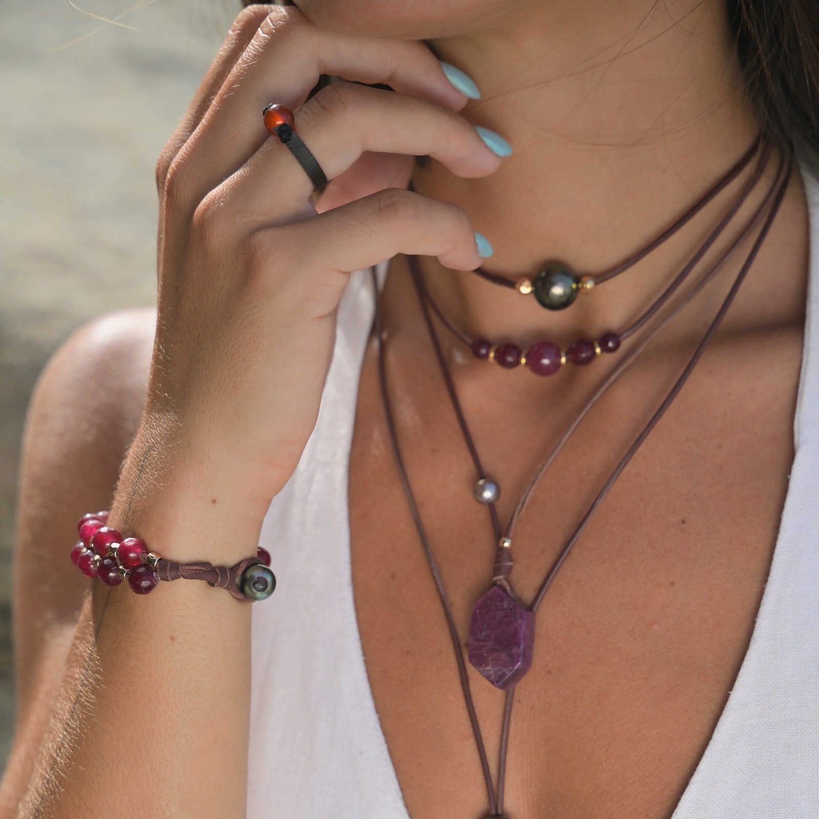 Bague en cuir et cornaline, portée à la main