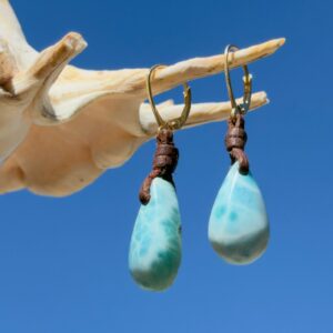 Boucles d’oreilles en cuir et gouttes de Larimar, posé en ambiance naturelle