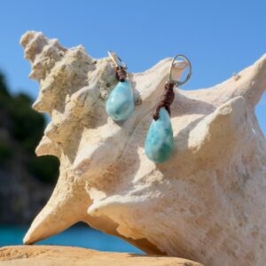 Boucles d’oreilles en cuir et gouttes de Larimar, posé en ambiance naturelle