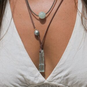 Collier en cuir, pendentif aigue-marine en gemme et perles de Tahiti, porté au cou