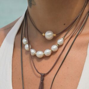 Collier ras du cou en cuir, perles des mers du Sud et anneaux dorés, porté au cou