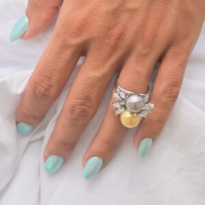 Bague en or blanc, duo de perles et diamants, portée à la main
