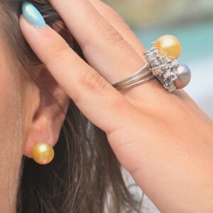 Bague en or blanc, duo de perles et diamants, portée à la main