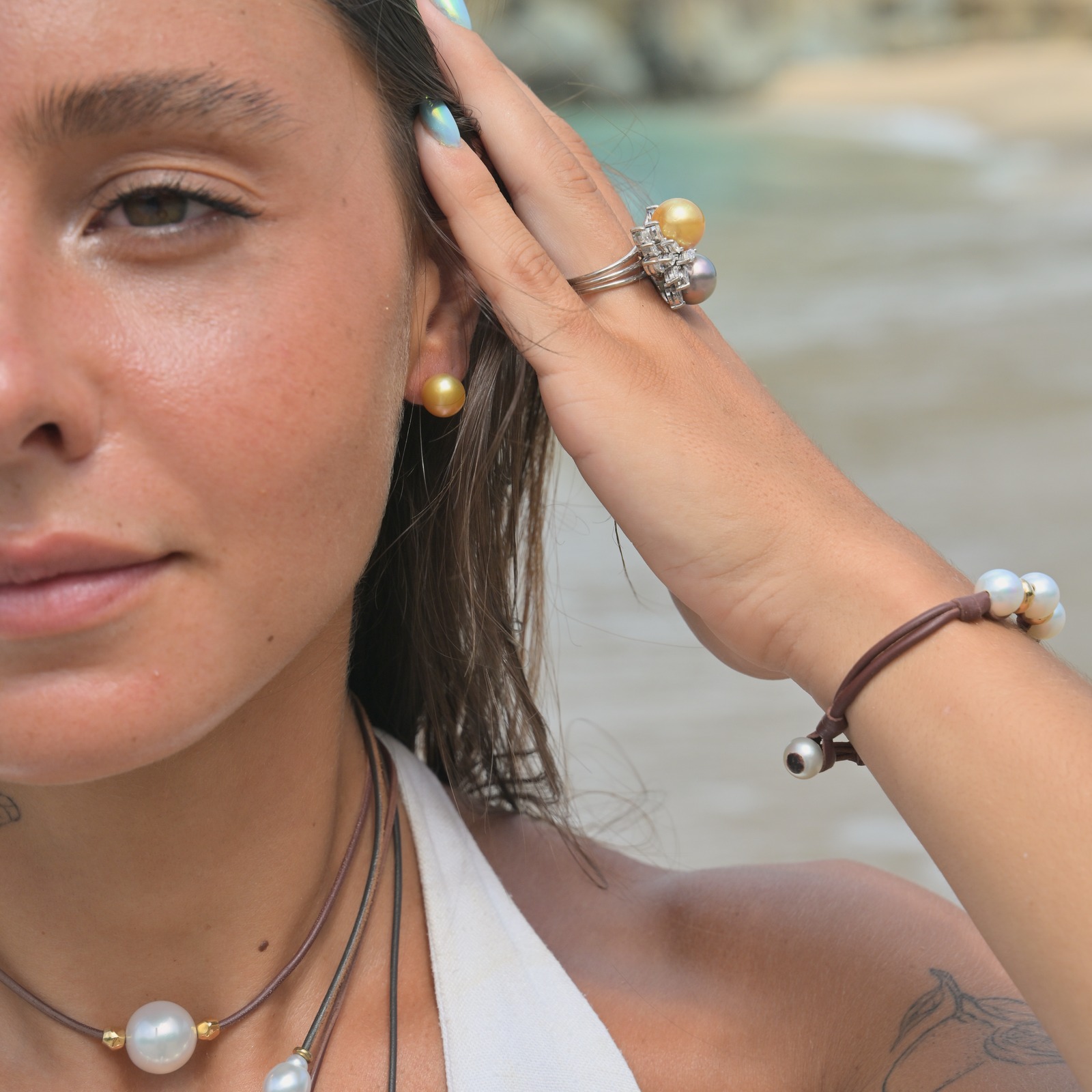 Bague en or blanc, duo de perles et diamants, portée à la main