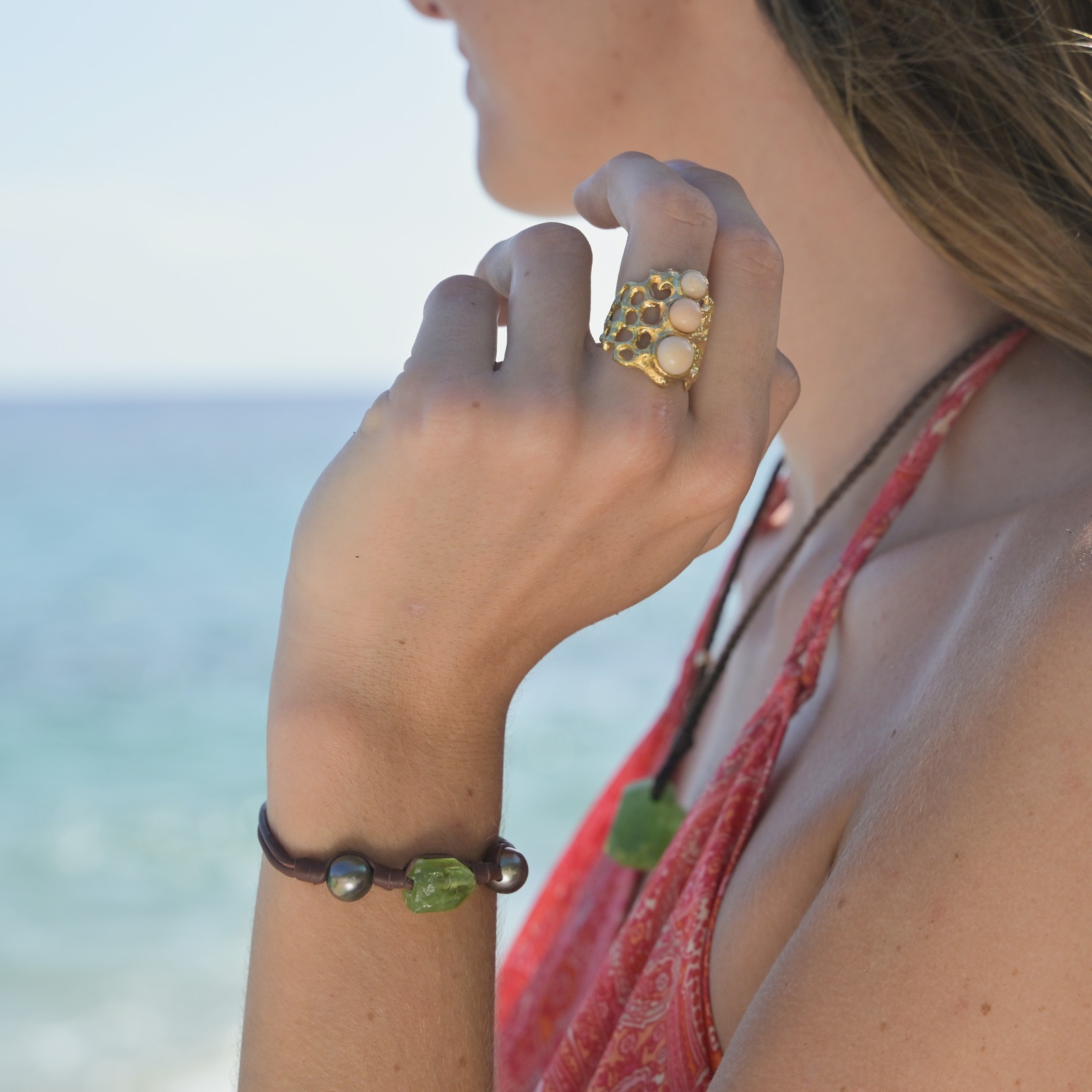 Bague Corail en or et trio de perles de Lambi, présentation en ambiance naturelle