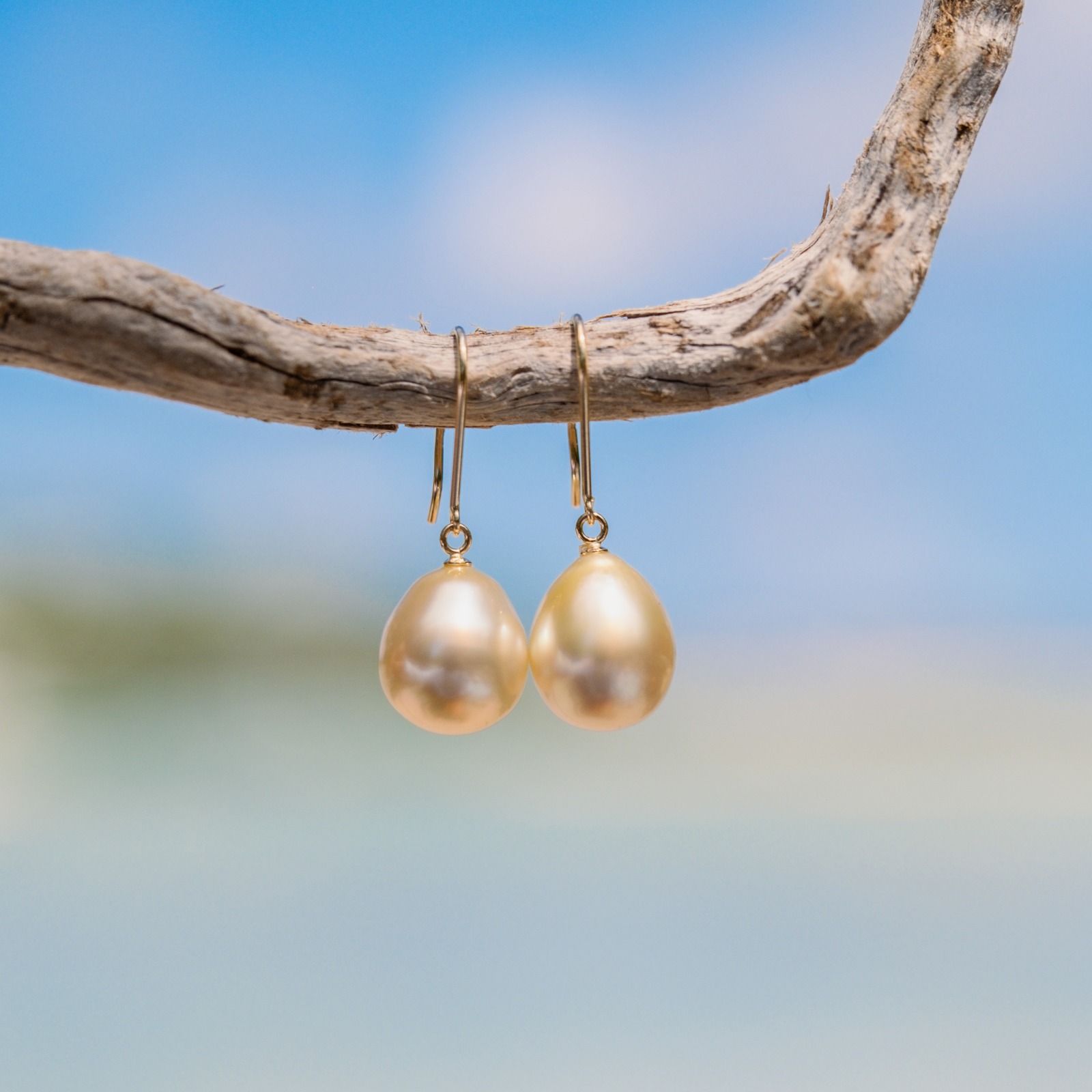 Boucles d’oreilles pendantes fines en or et perles au choix, perles claires aux reflets dorés
