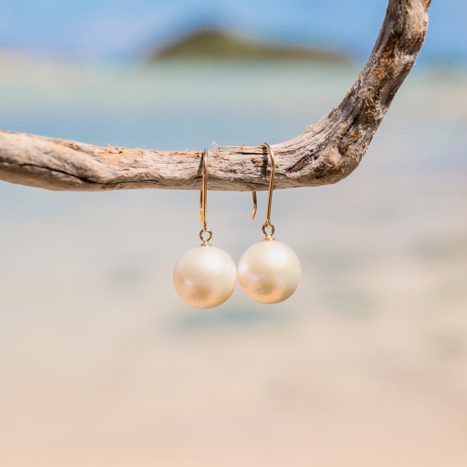 Boucles d’oreilles pendantes fines en or et perles au choix, perles blanches