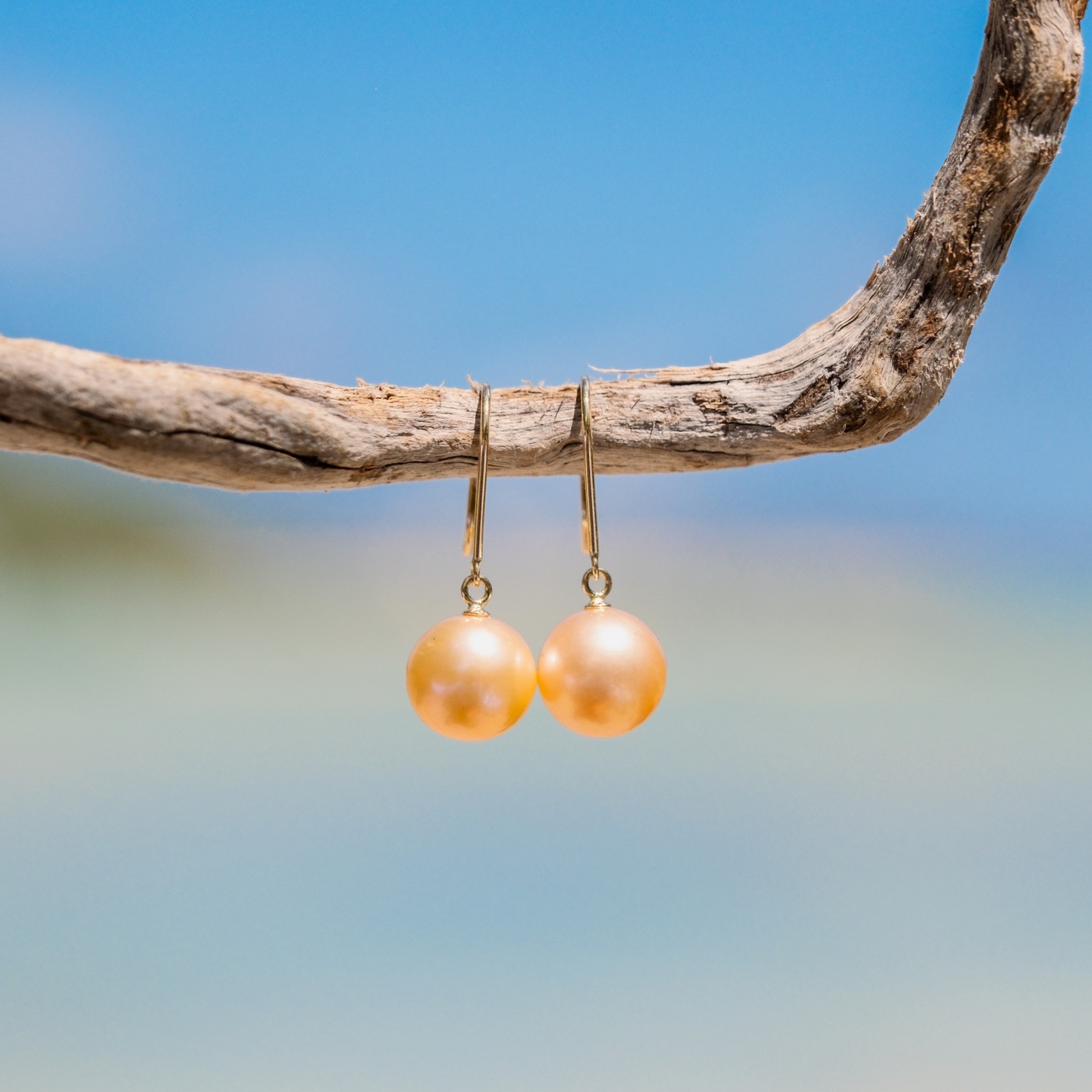 Boucles d’oreilles pendantes fines en or et perles au choix, perles dorées