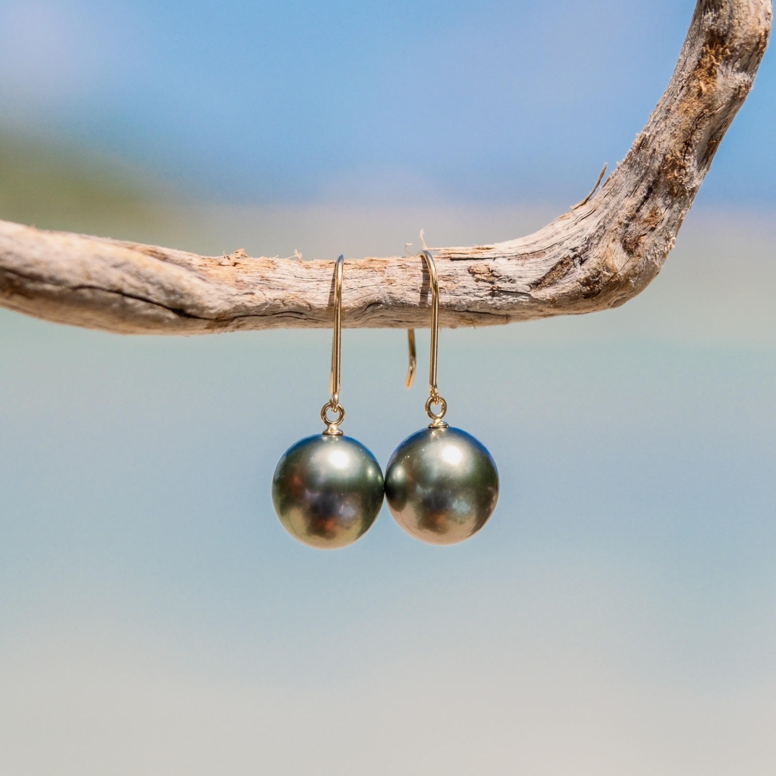 Boucles d’oreilles pendantes fines en or et perles au choix, perles de Tahiti semi-rondes
