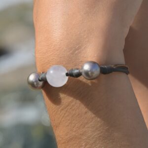 Bracelet en cuir, quartz rose entre deux perles de Tahiti, porté au poignet